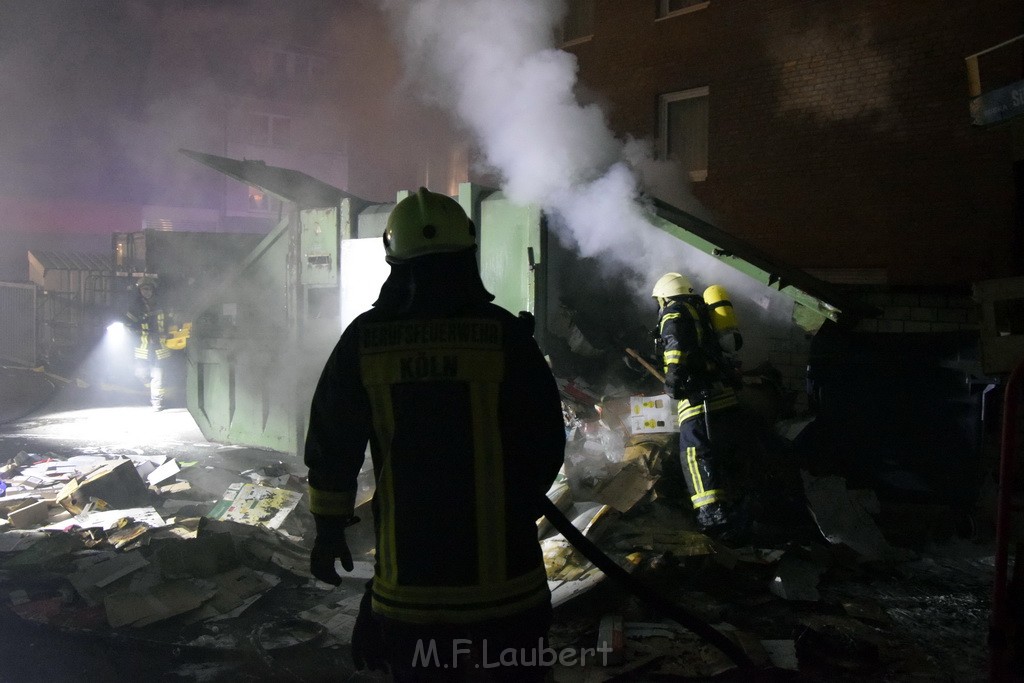 Feuer Papp Presscontainer Koeln Hoehenberg Bochumerstr P275.JPG - Miklos Laubert